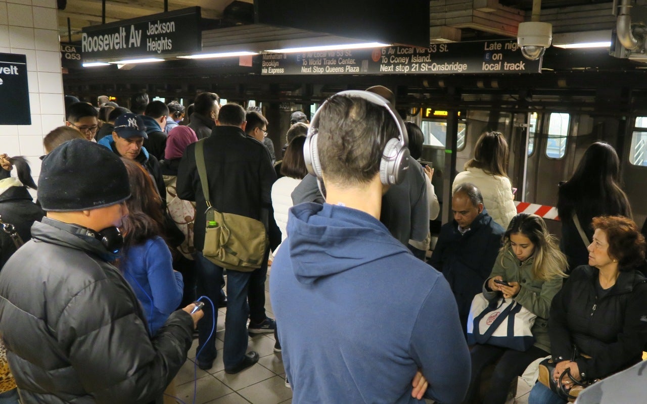 LGA transport - crowd for E train