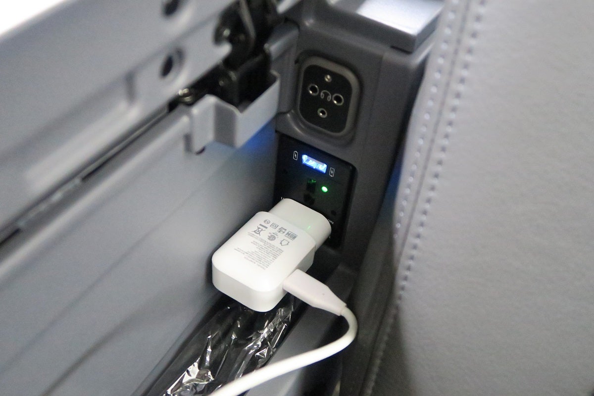 I've experienced this issue in premium economy on American Airlines' 777-200.