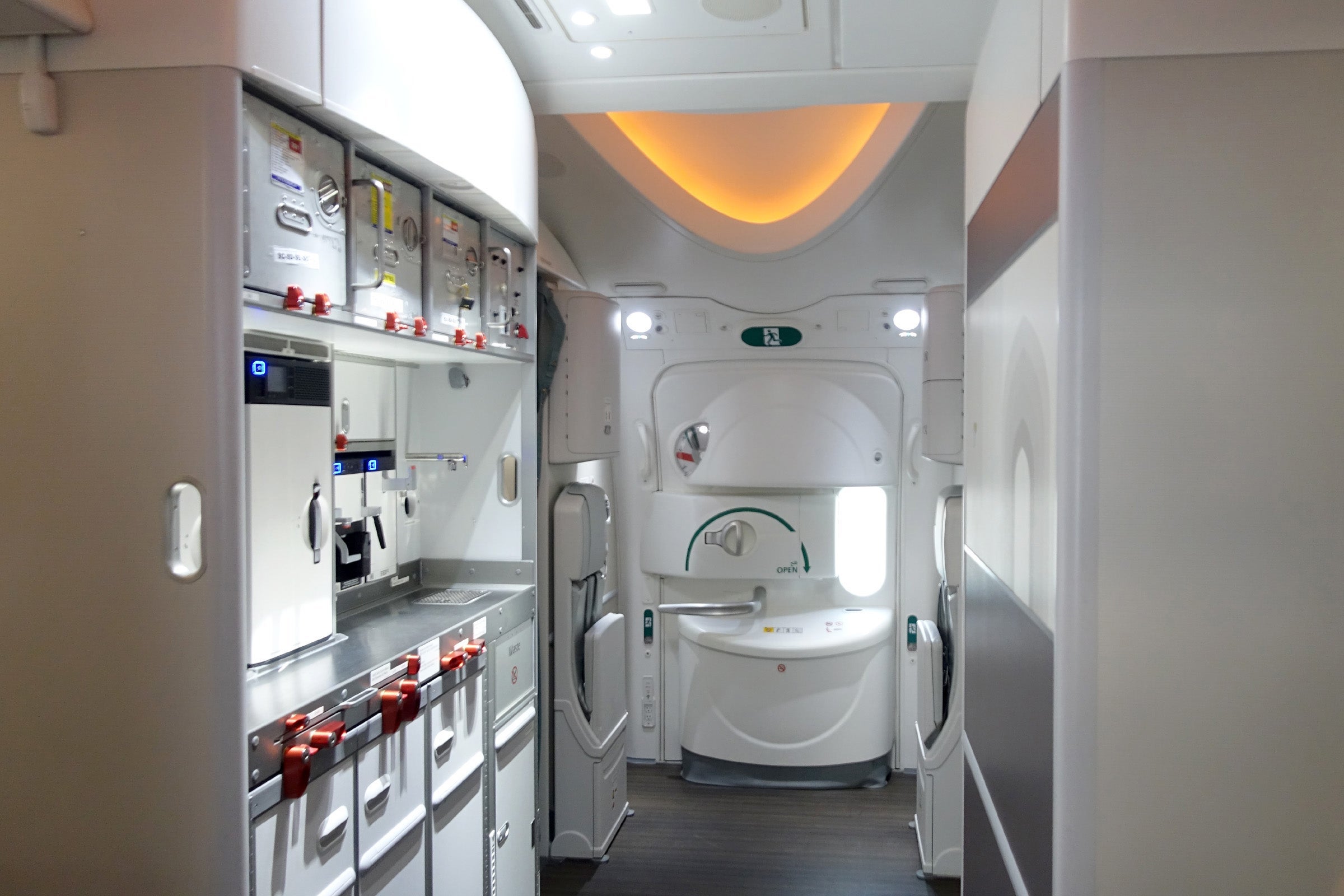 Oman Air 787-9 CDG-MCT Review
