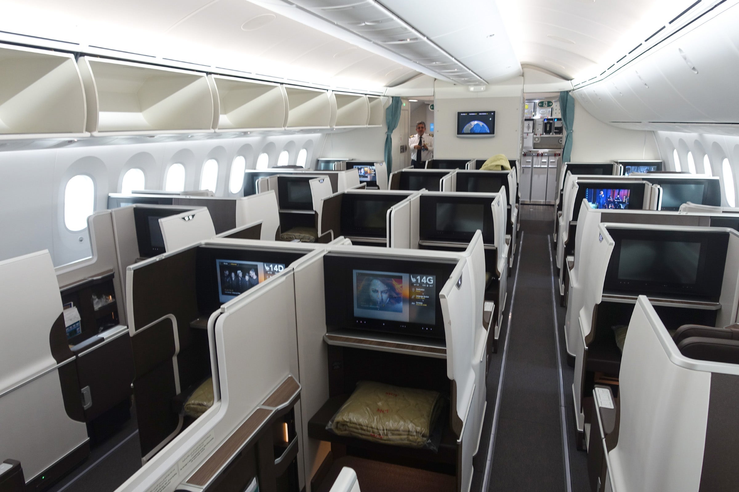 Oman Air 787-9 CDG-MCT Review