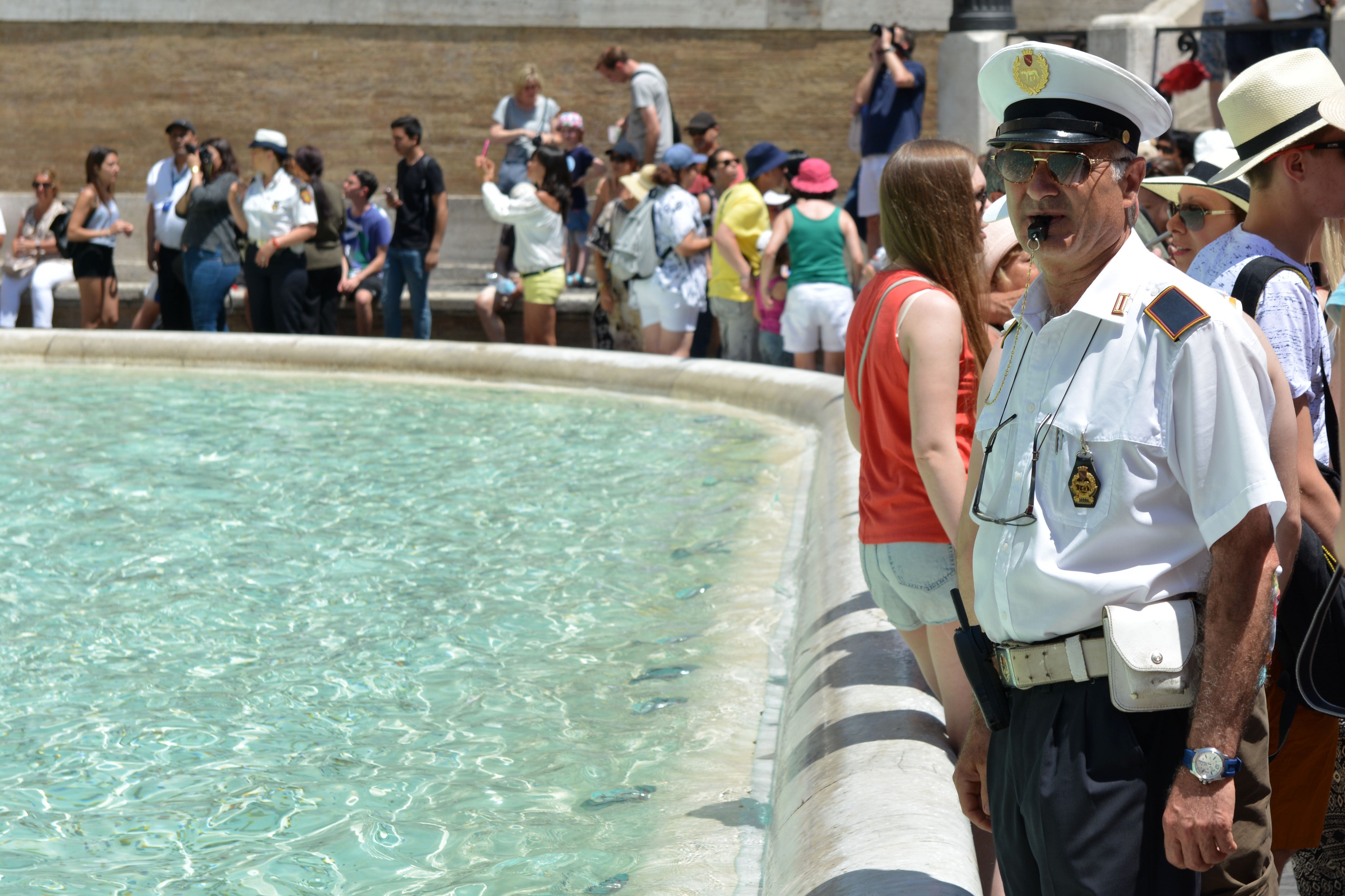 policeman trevi fountain