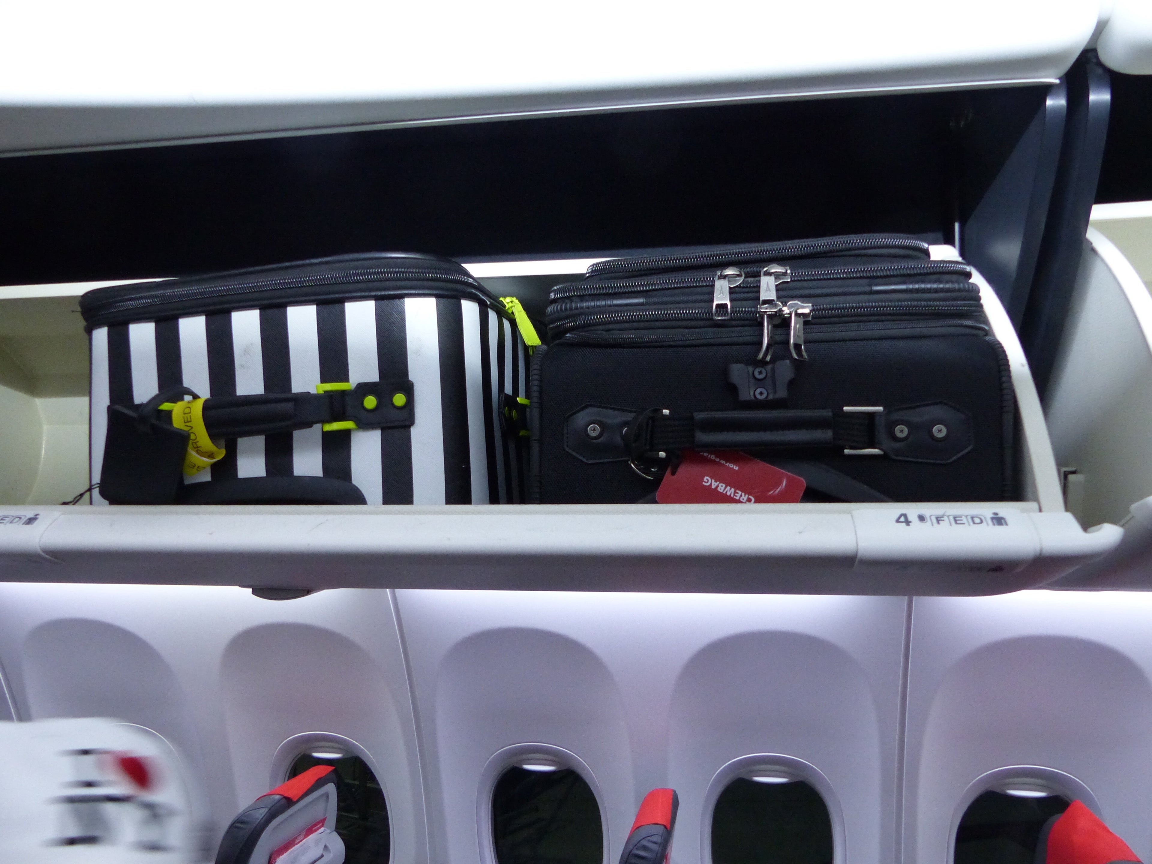 IMG-Norwegian-Edinburgh-overhead-bins