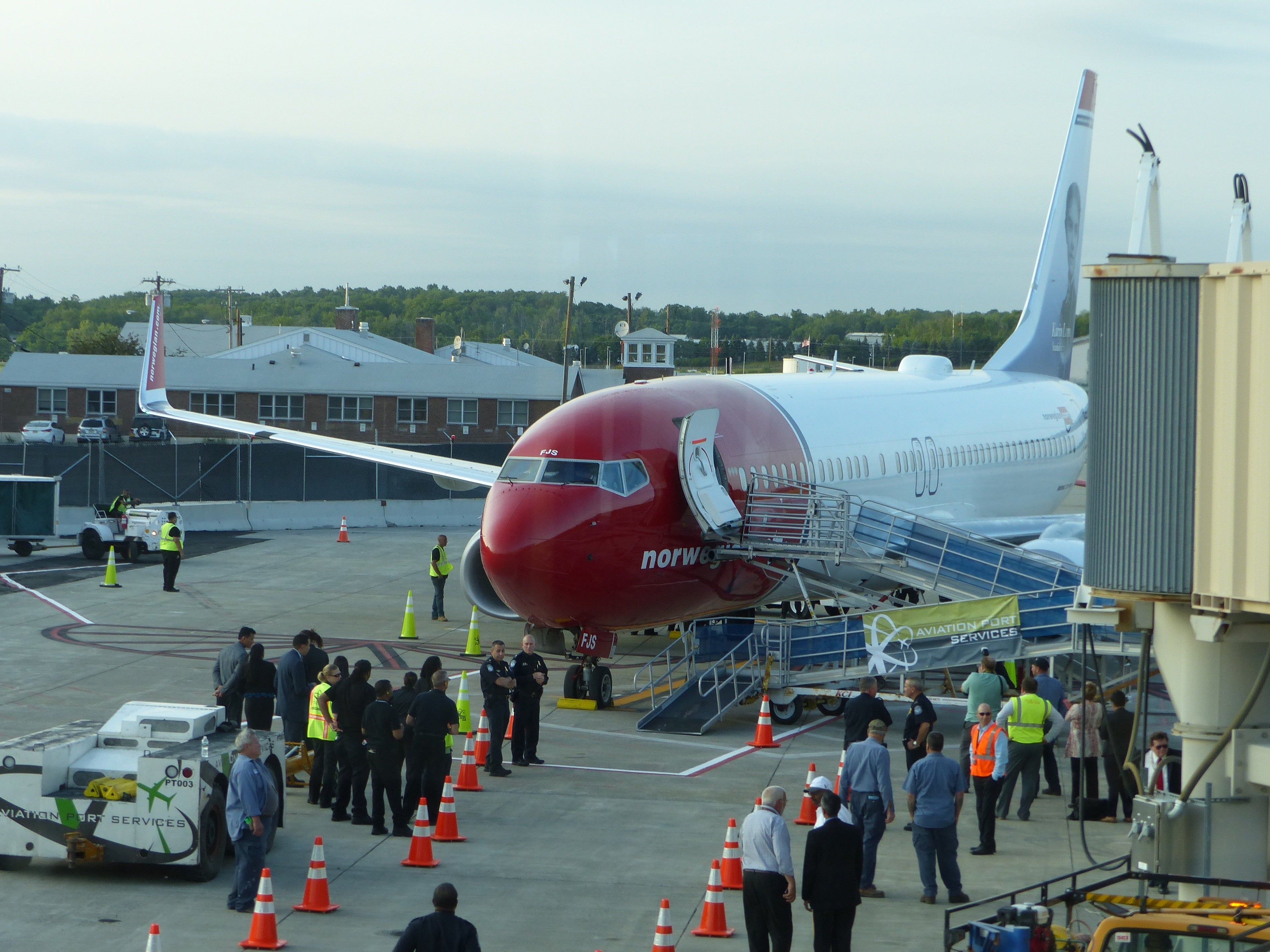 IMG-Norwegian-Edinburgh-plane