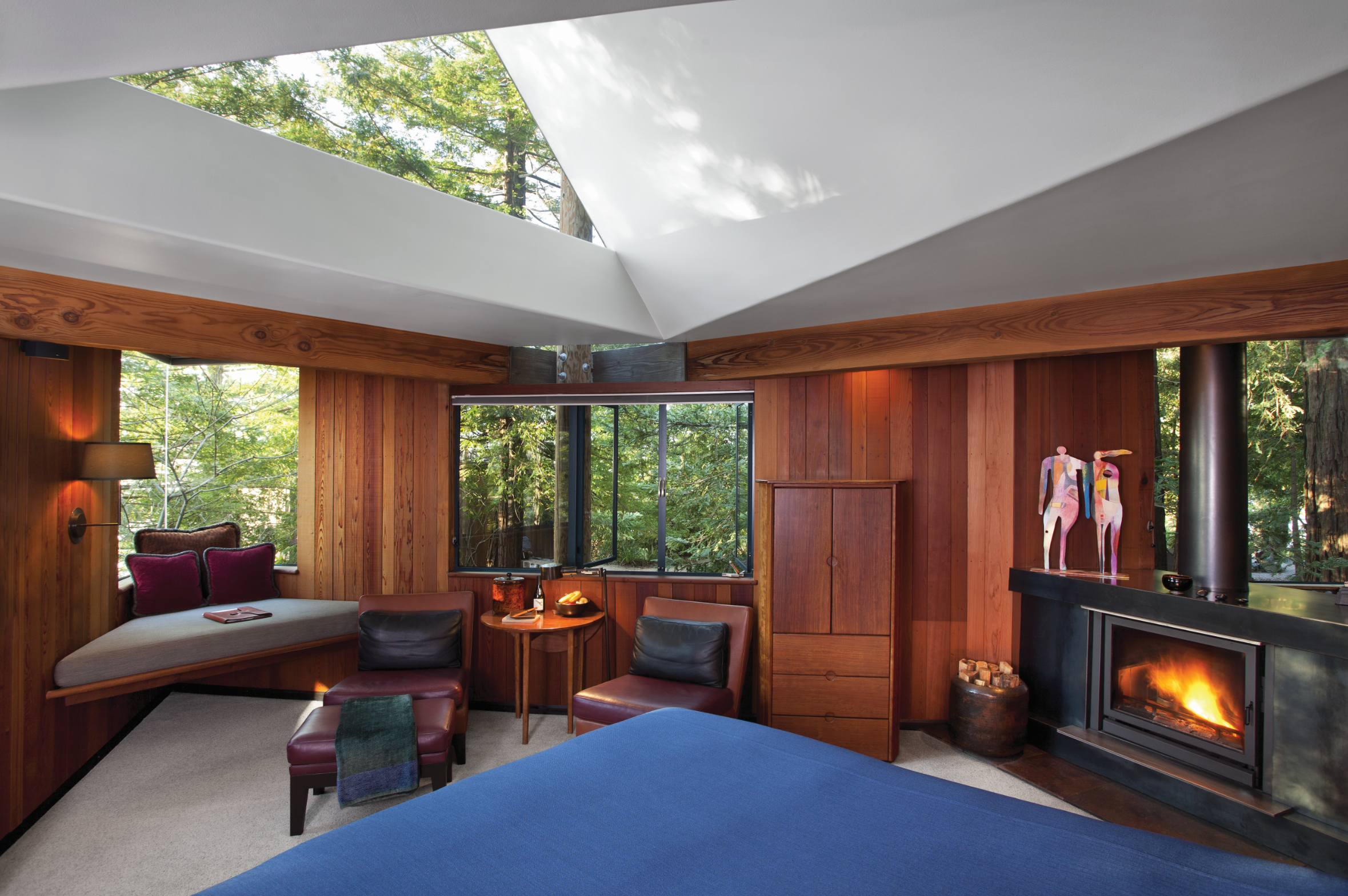 Ultramodern interior design gives the tree house a luxurious feel. Image courtesy of Kodiak Greenwood.