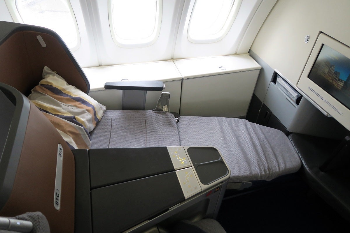 Lufthansa 747-8 748 business class lie-flat seat