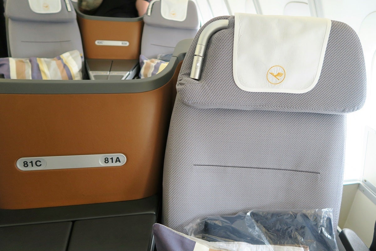 Lufthansa 747-8 748 business class reading light and headrest