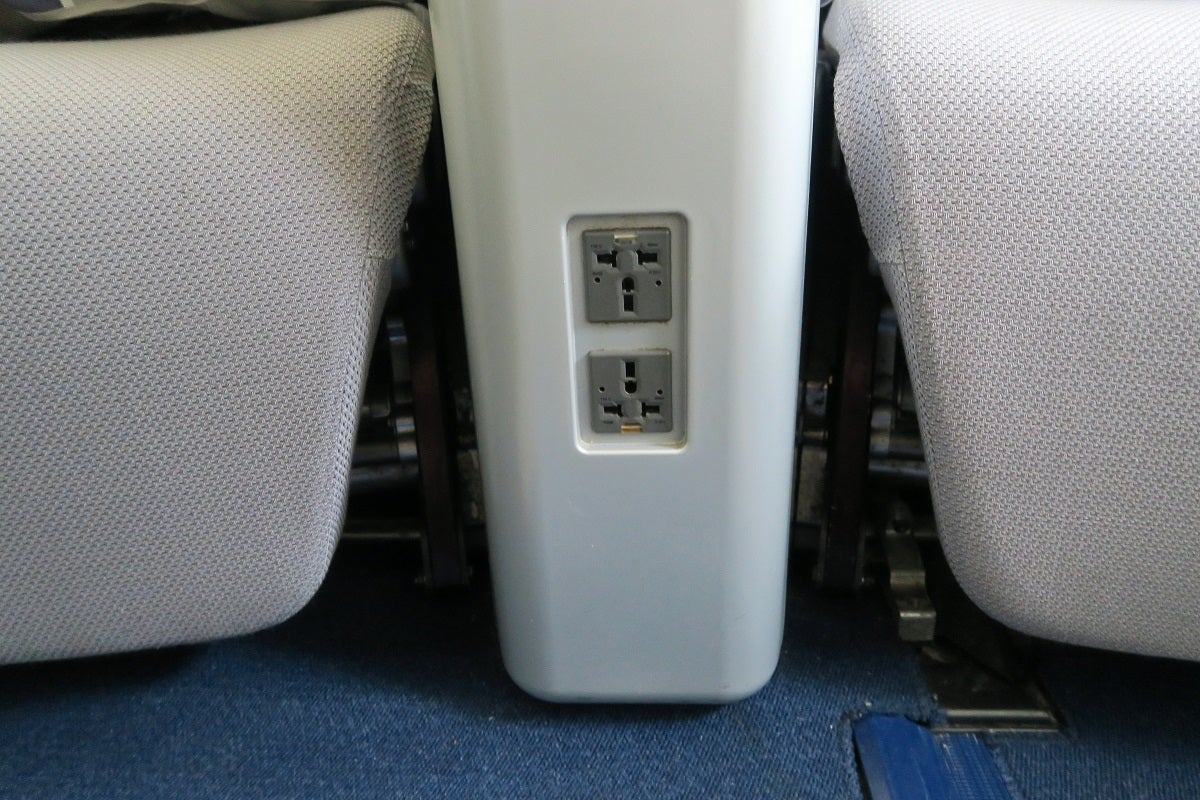 Lufthansa 747-8 748 business class universal power plugs