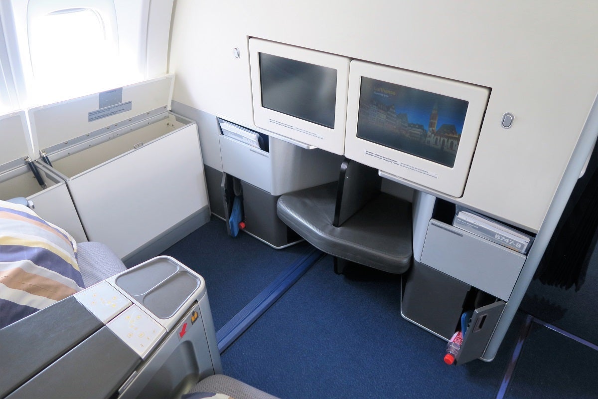 Lufthansa 747-8 748 upper deck business class seat with amenity kits