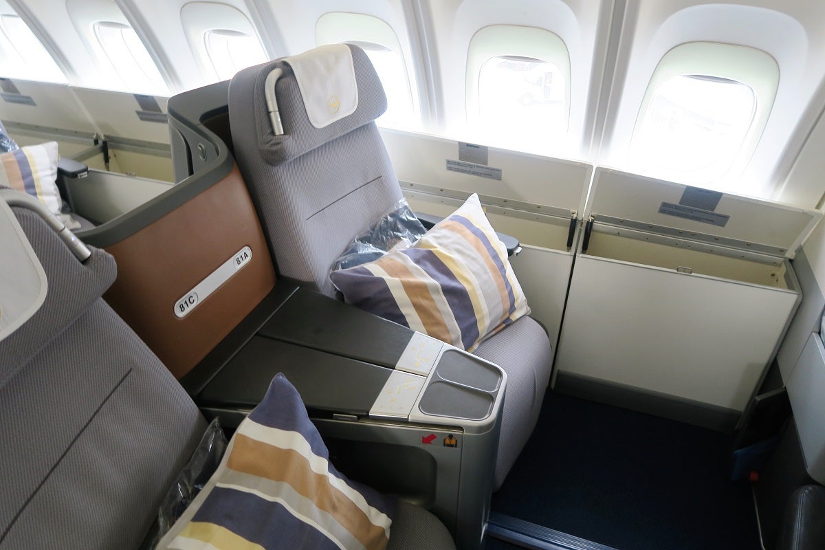 Lufthansa 747-8 748 upper deck business class storage bins