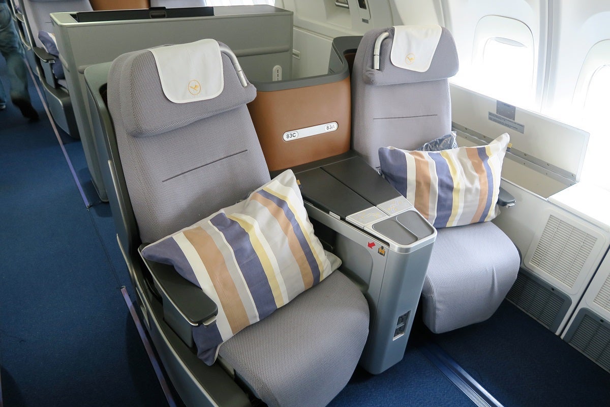 Lufthansa 747-8 748 upper deck business class storage seats and amenities