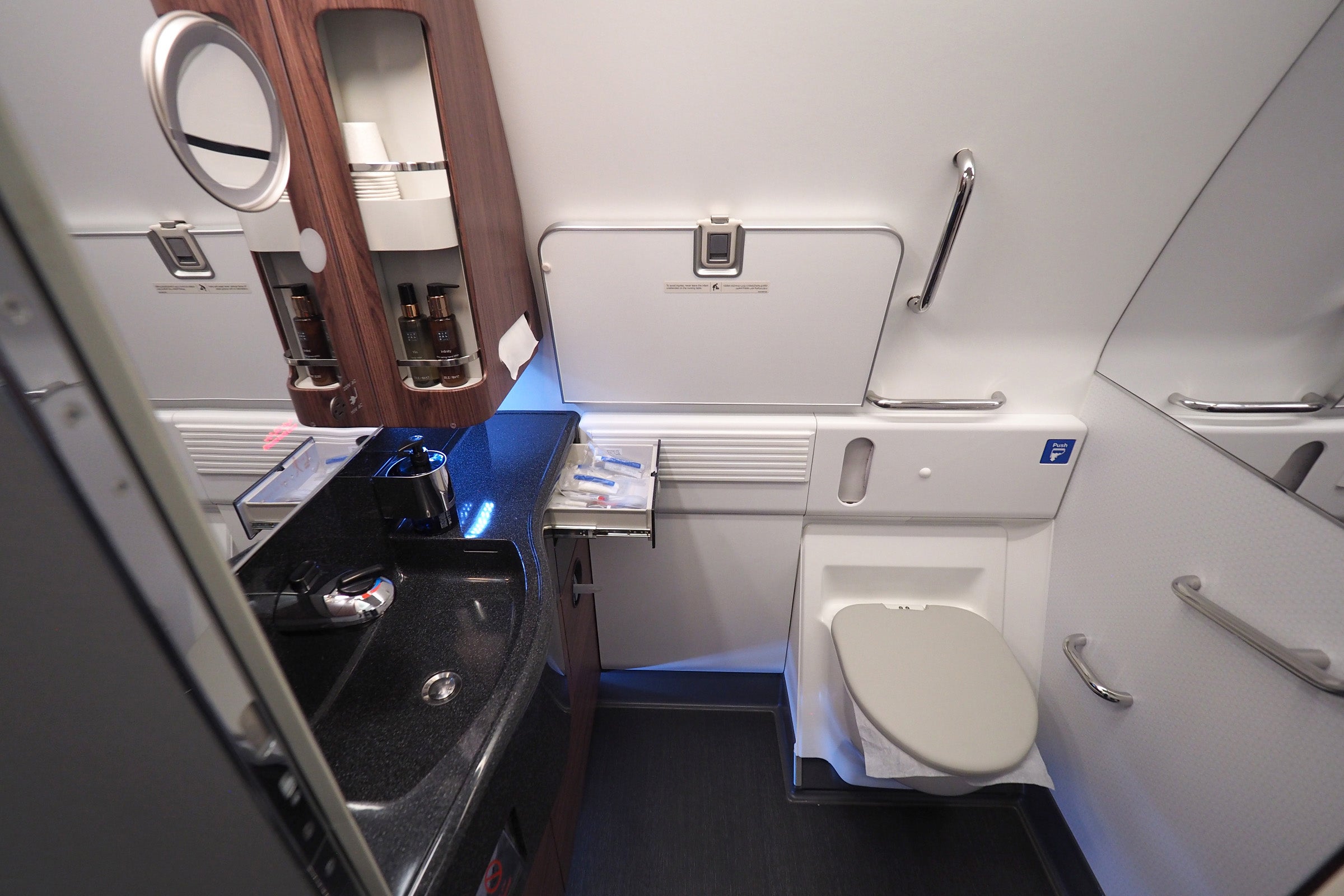 Qatar 777 Qsuite Tour