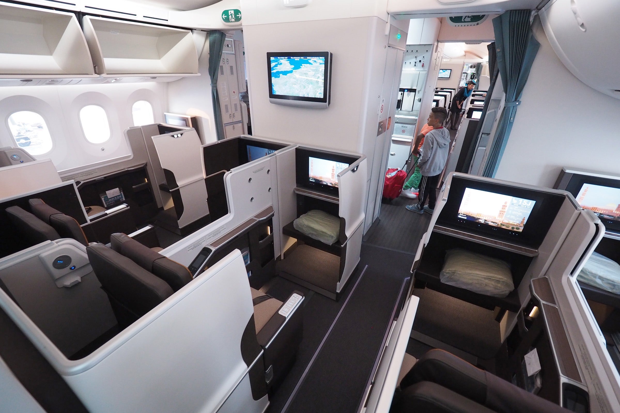 Oman Air 787-9 CDG-MCT Review