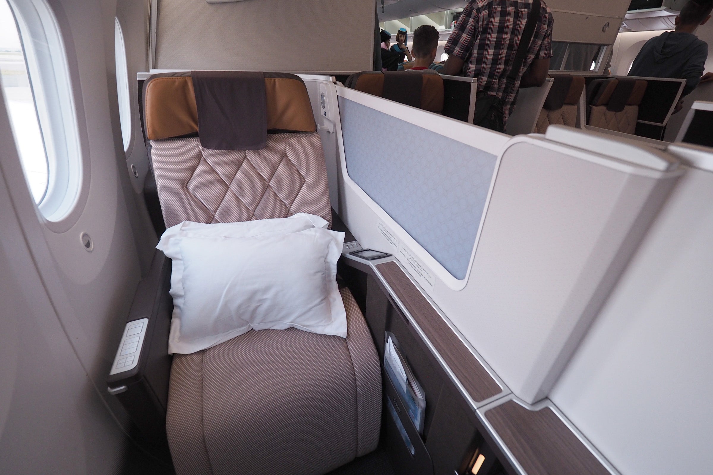 Oman Air 787-9 CDG-MCT Review