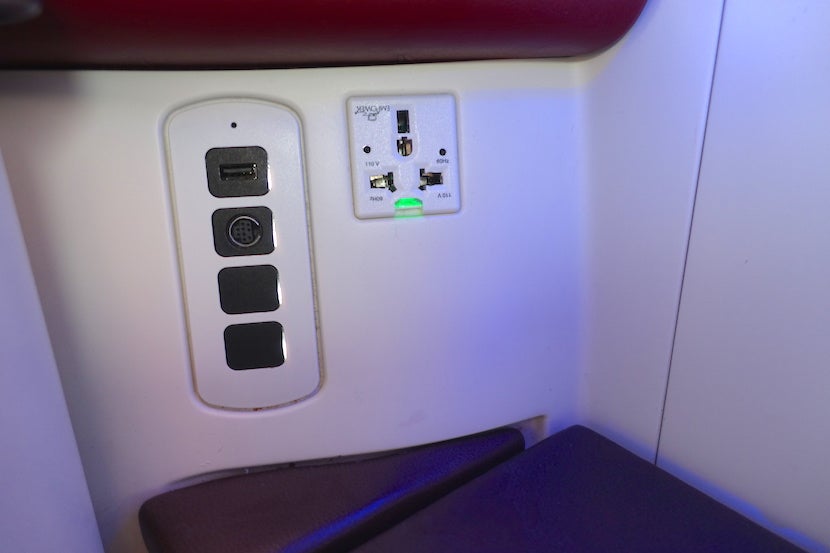 Qatar A380 plugs