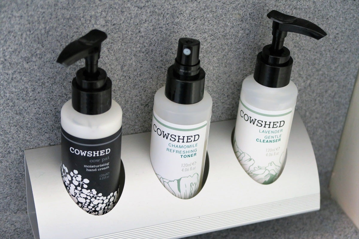 United 777-200 Polaris Business bathroom amenities