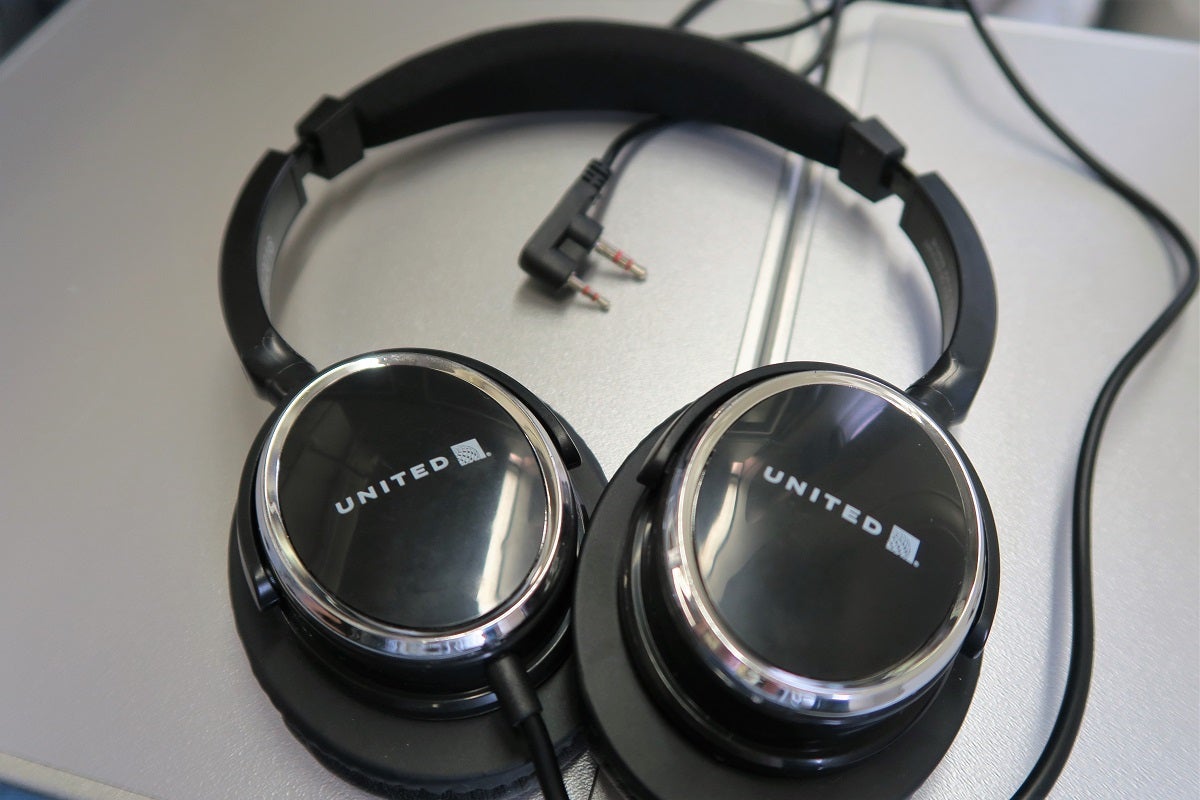United 777-200 Polaris Business headphones