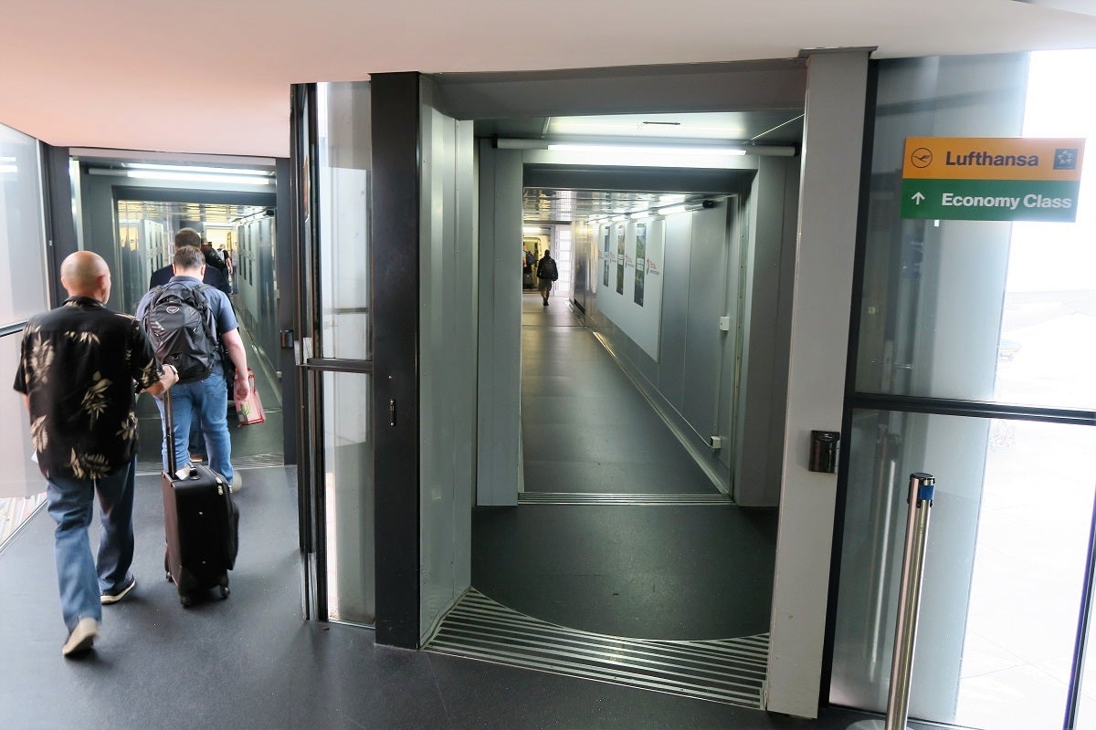 United 777 FRA-IAD boarding split between economy and first-biz