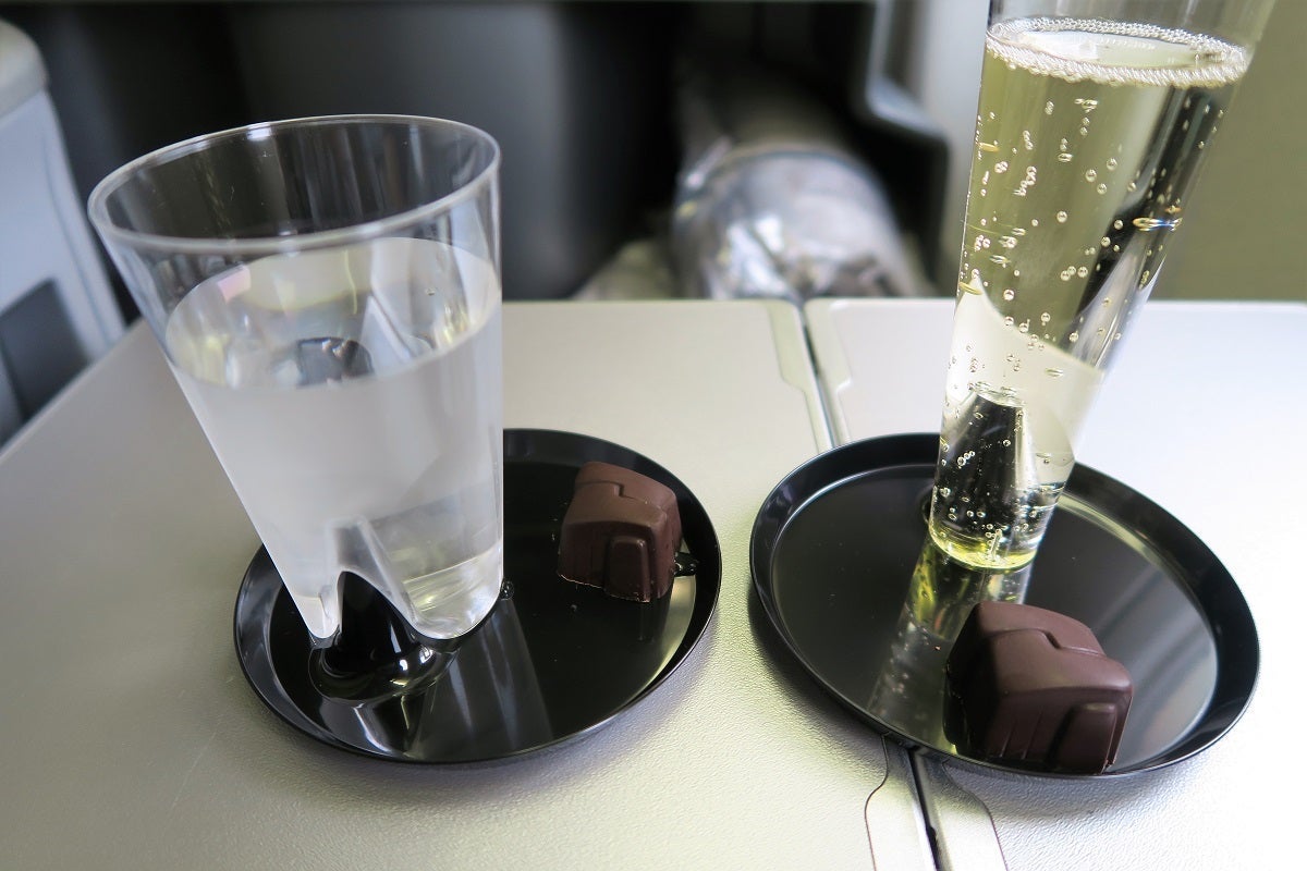 United 777 Polaris Business FRA-IAD welcome drink