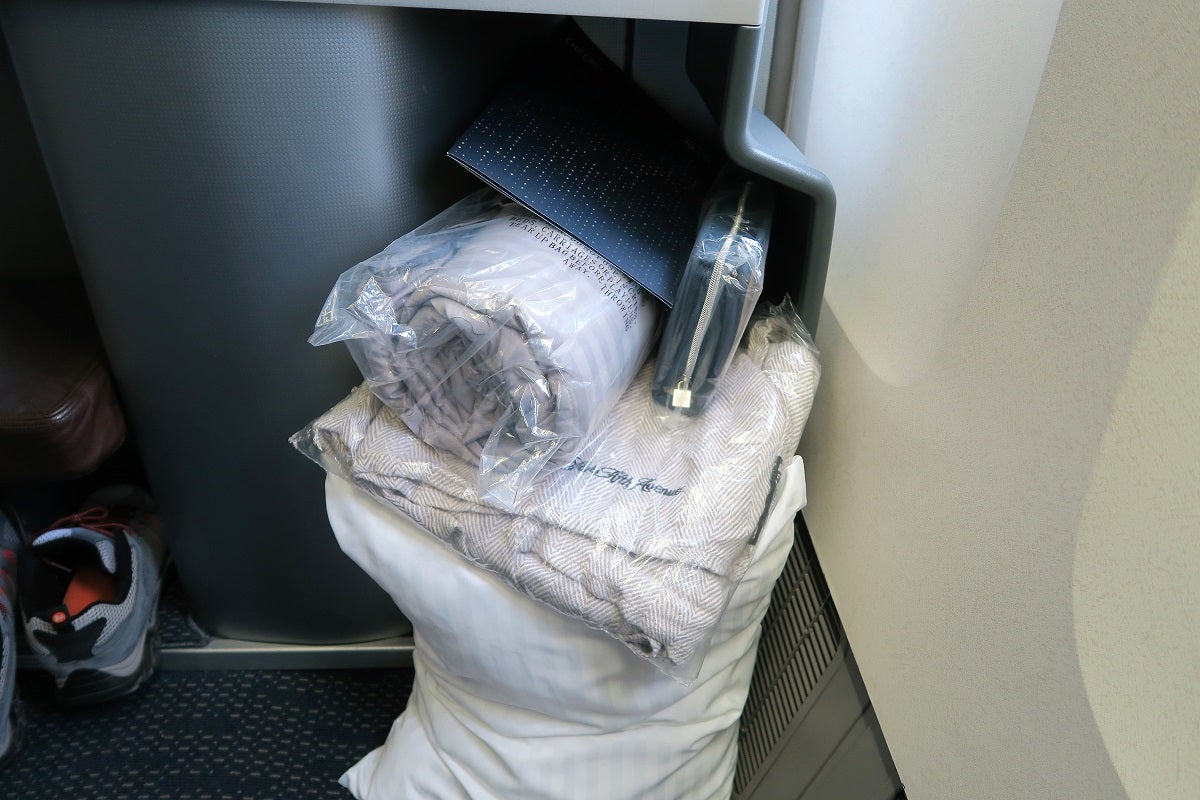 United Polaris Business 777-200 attempt at storing amenities