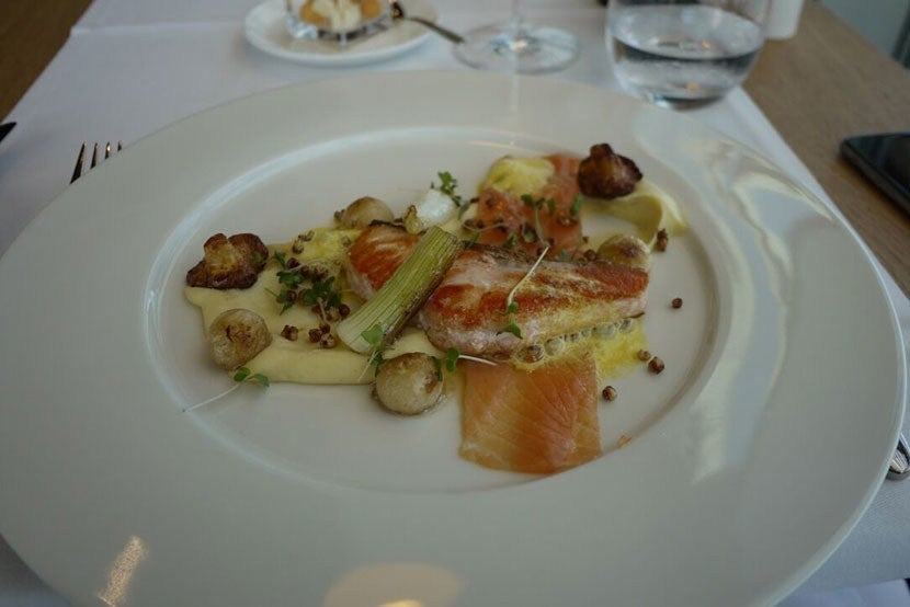 img-food-in-lounge-830x554
