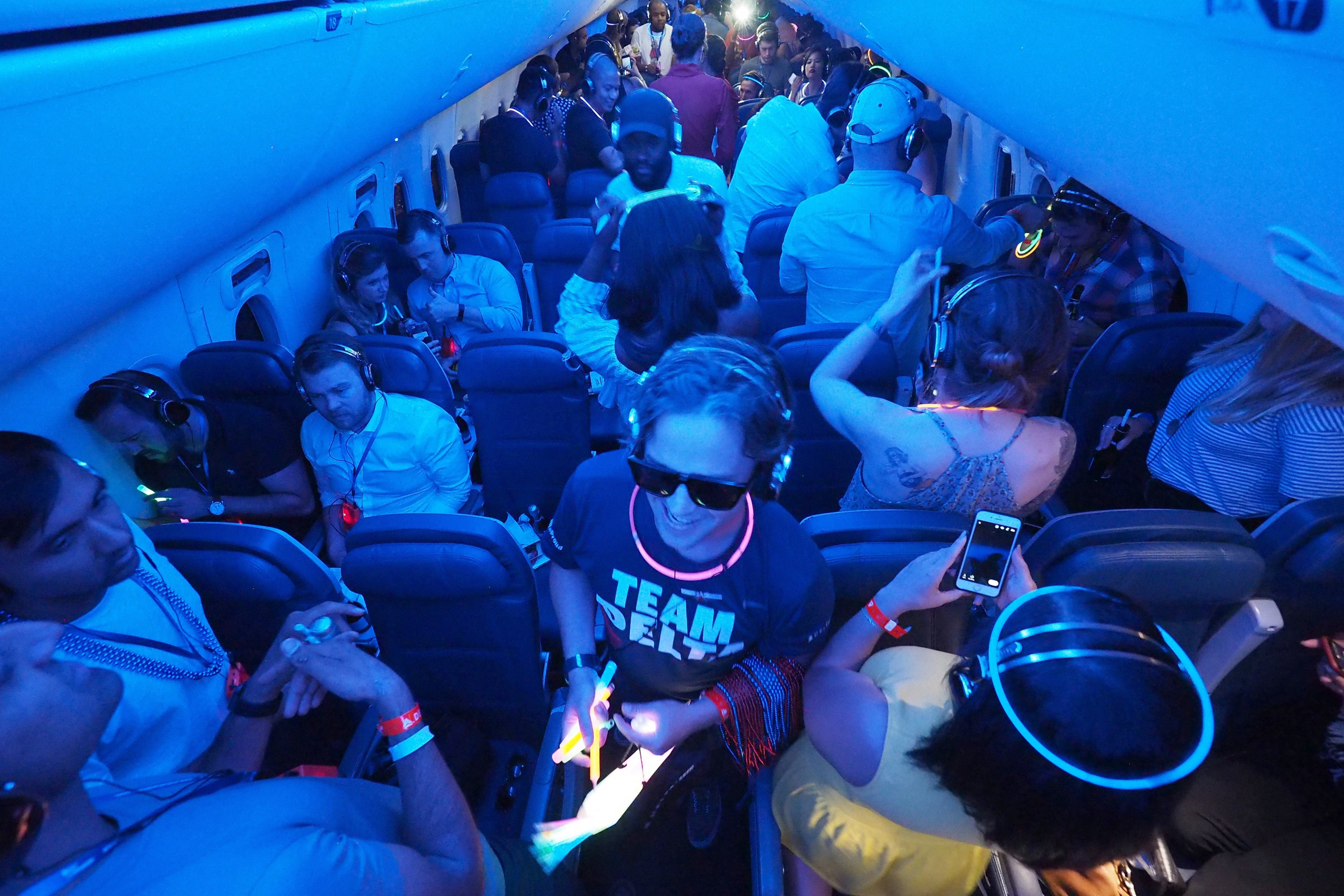 Delta 737-900ER Silent Disco