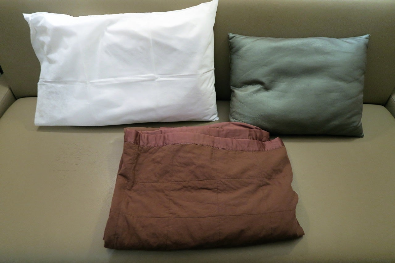 Minute Suites ATL pillows and blanket