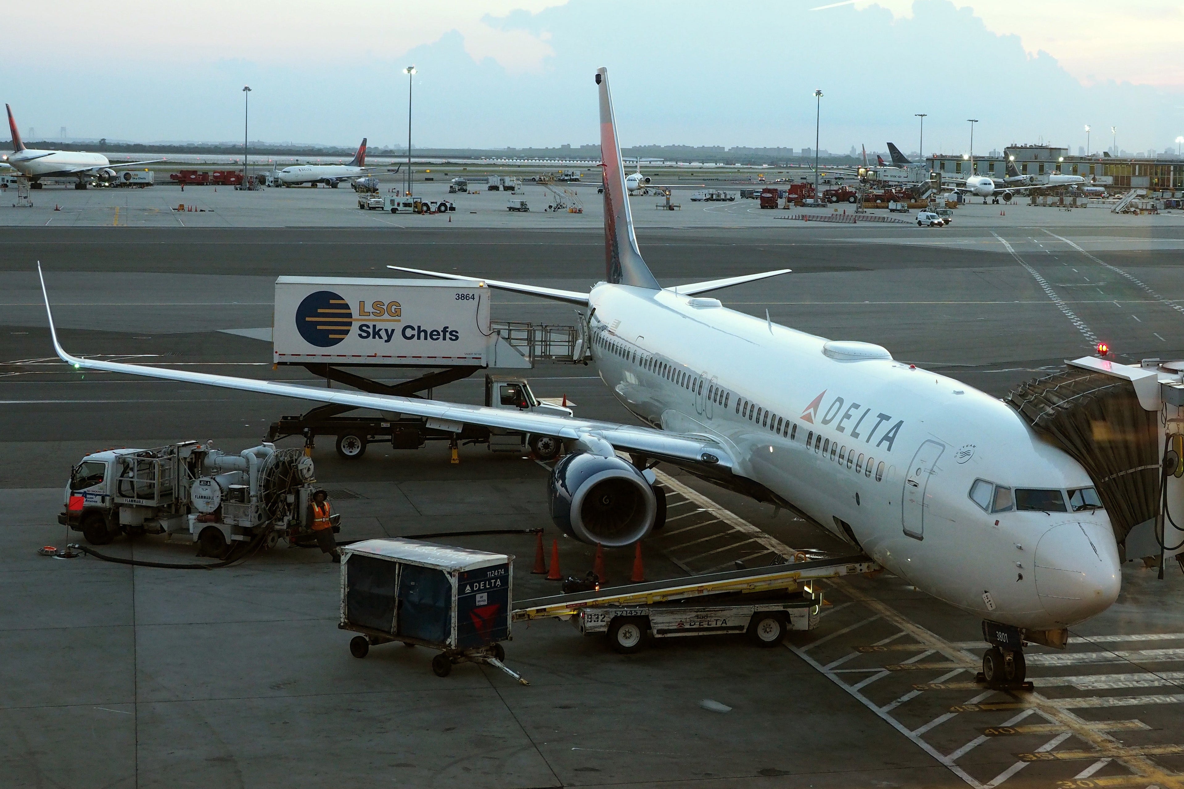 Delta 737-900ER Silent Disco