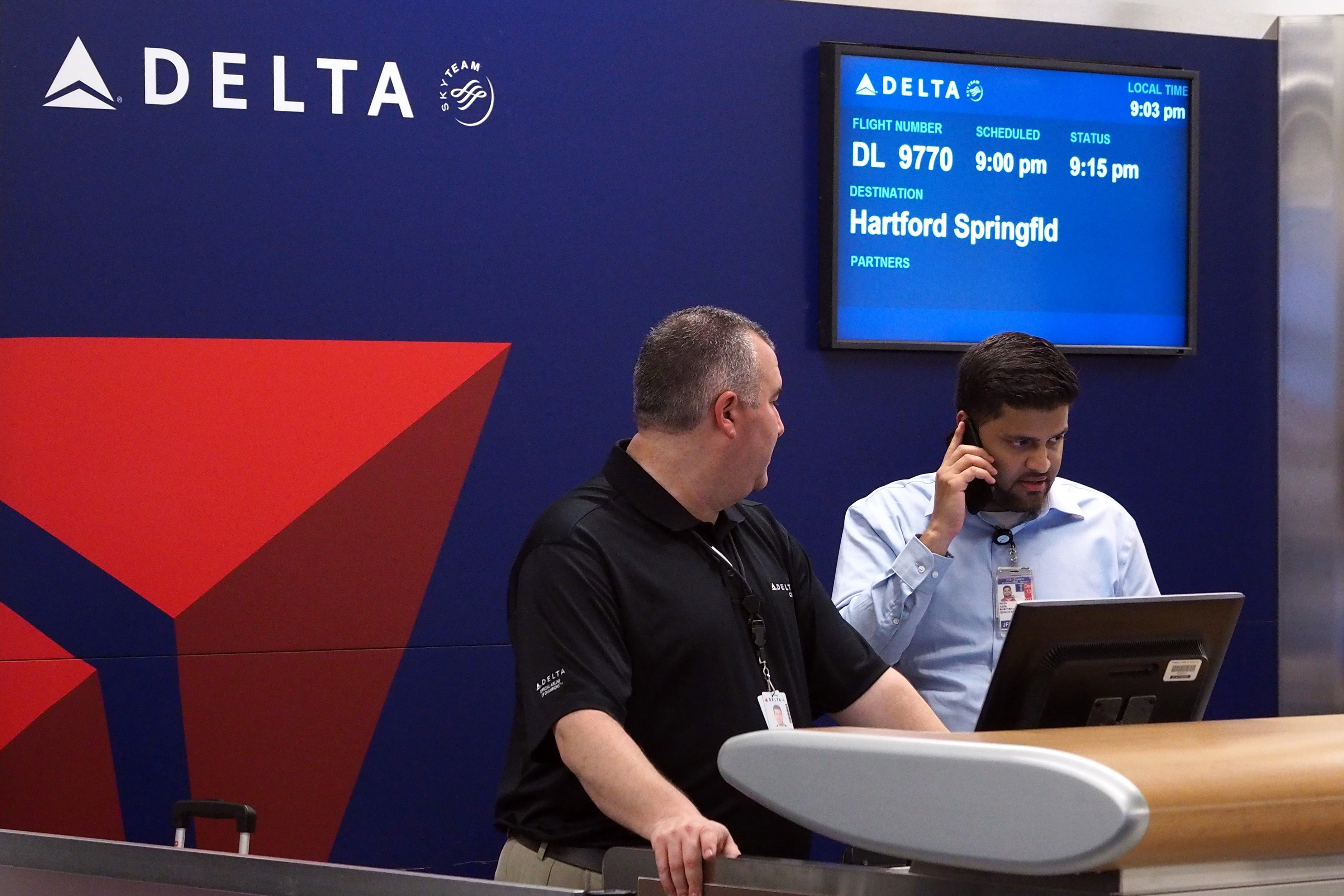 Delta 737-900ER Silent Disco