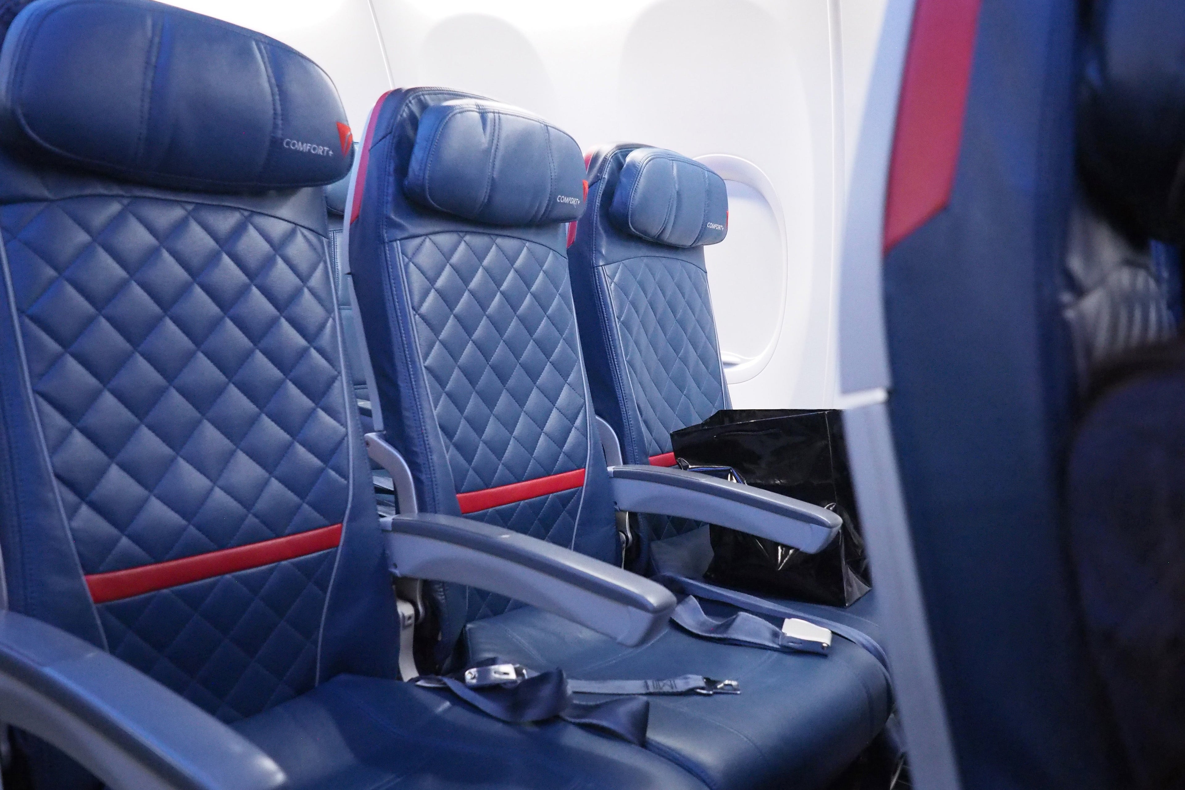 Delta 737-900ER Silent Disco