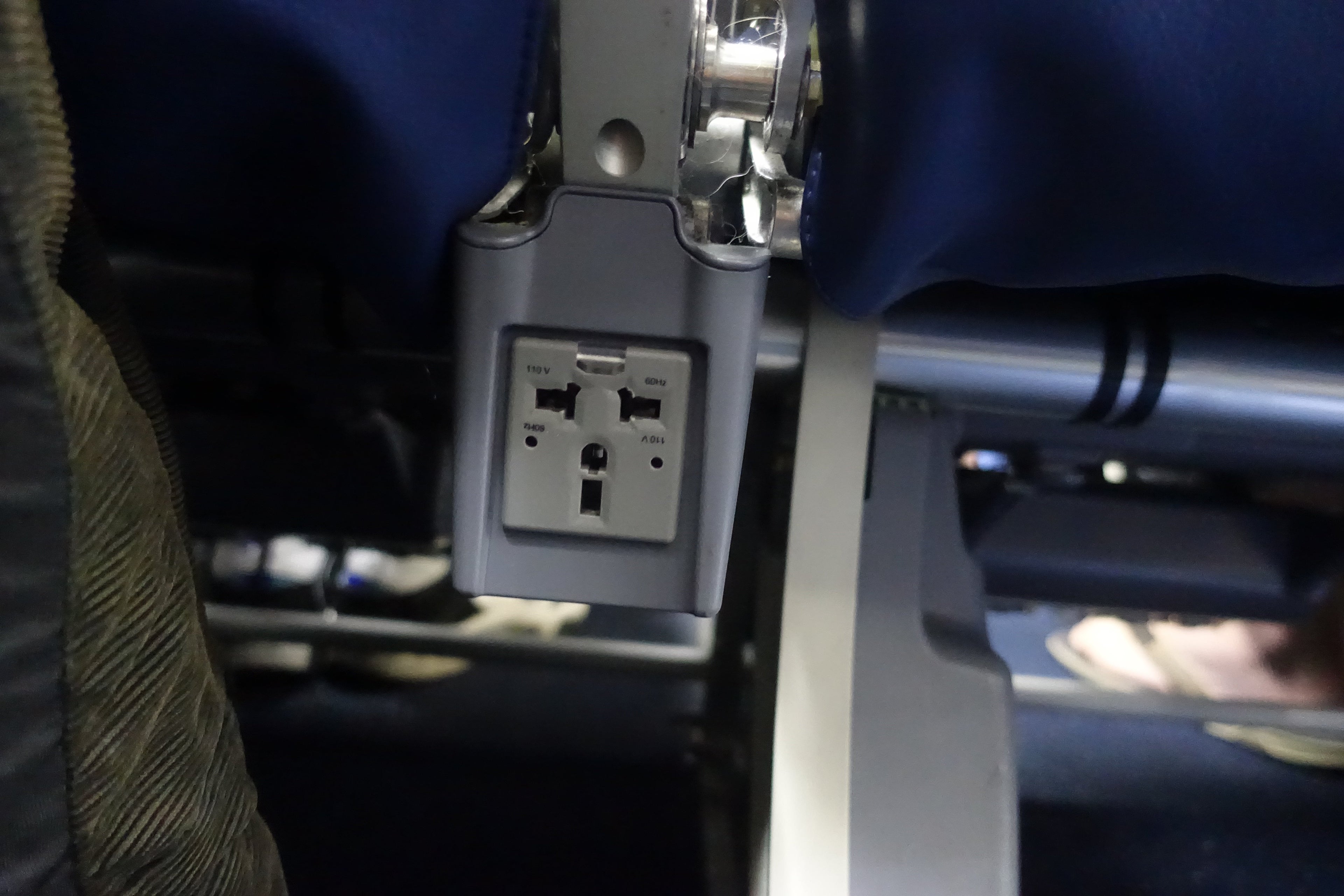 Standard outlet in between seats on this Delta 757-200 (S) in Comfort+
