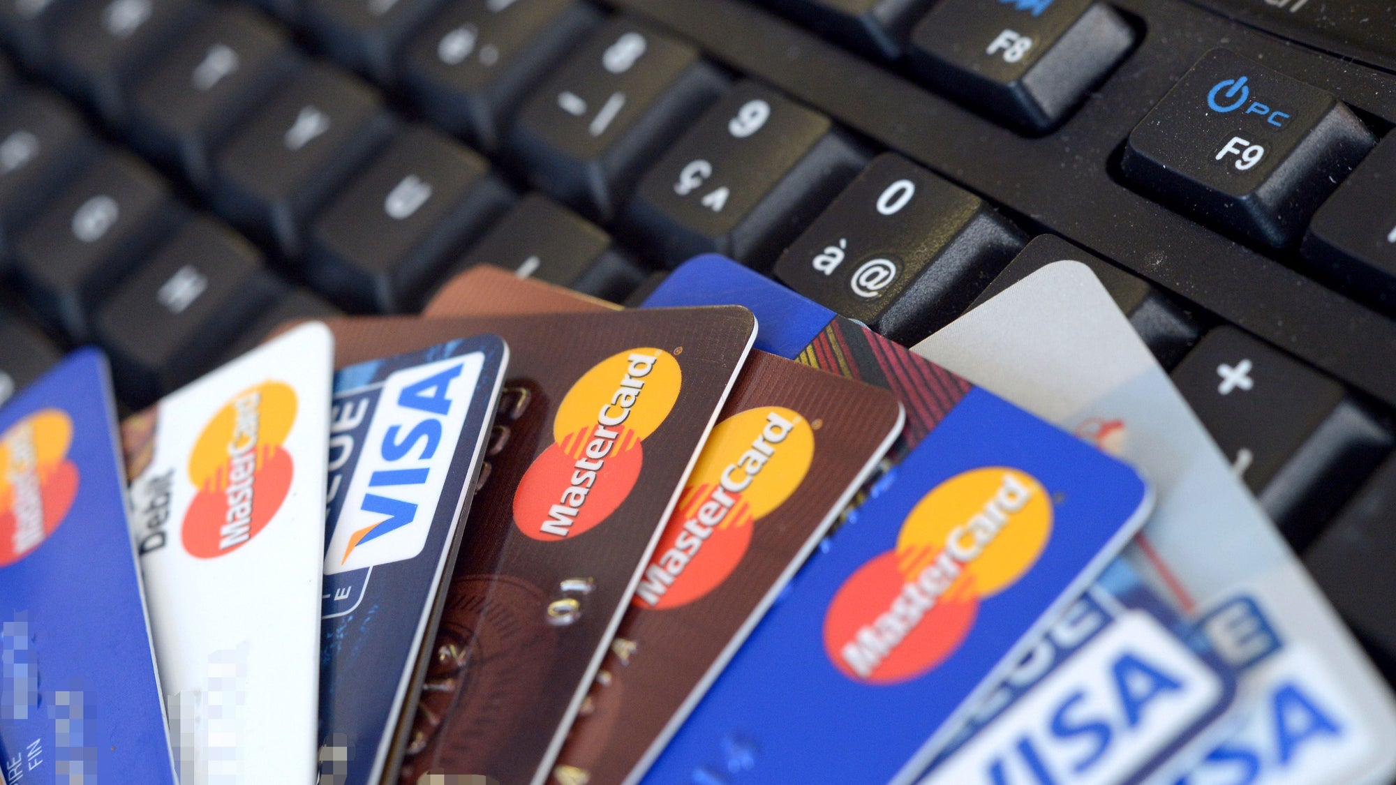 FRANCE-BANK-CARD-FEATURE