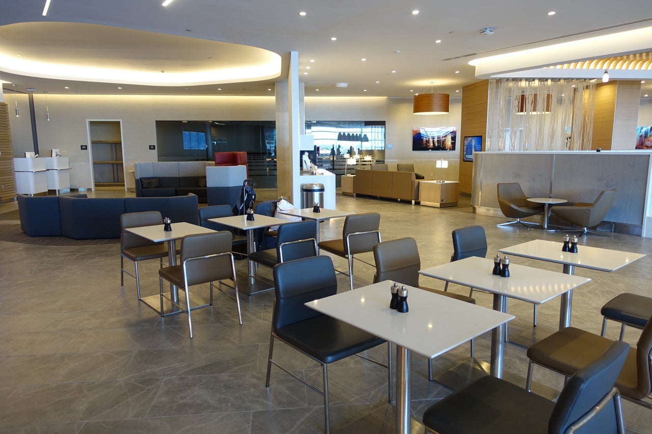 IMG-aa-biz-flagship-lounge-jfk-1
