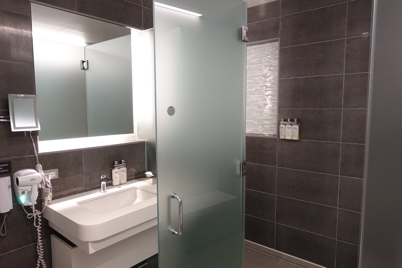 IMG-aa-biz-flagship-lounge-showers