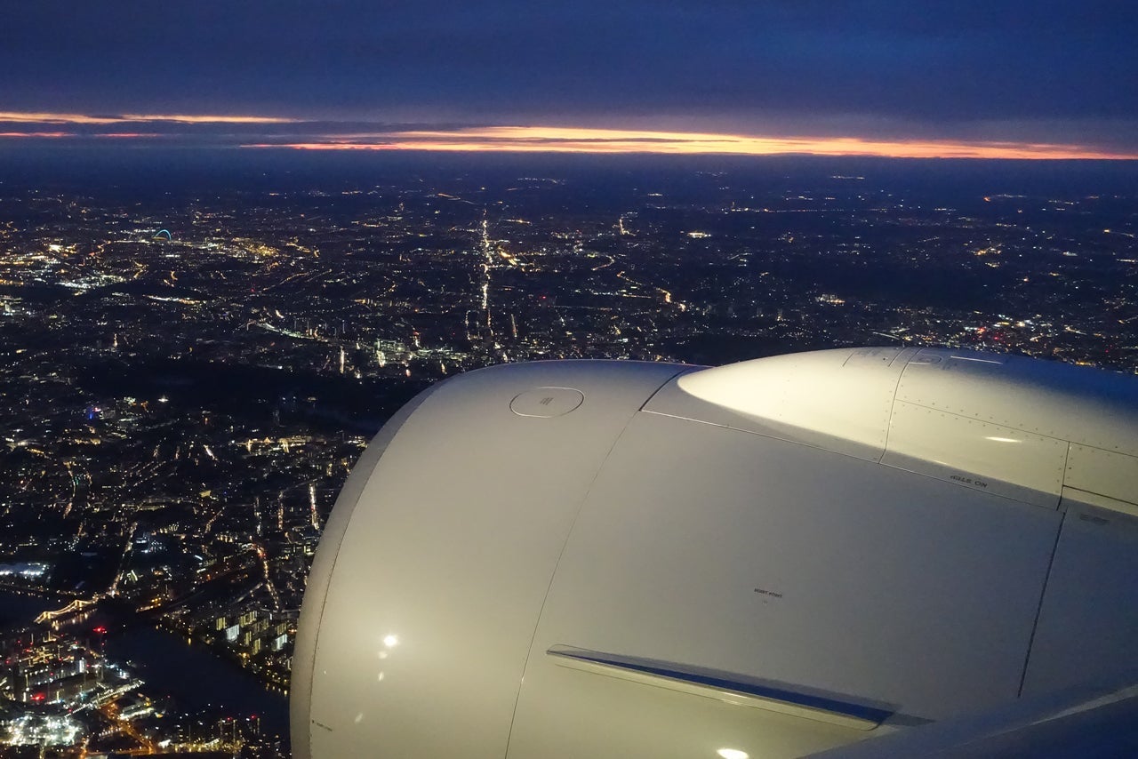 IMG-aa-biz-london-night-landing