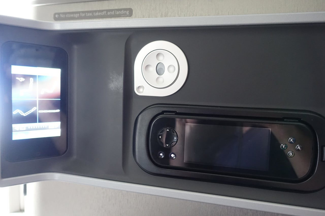 IMG-aa-biz-seat-ife-controls