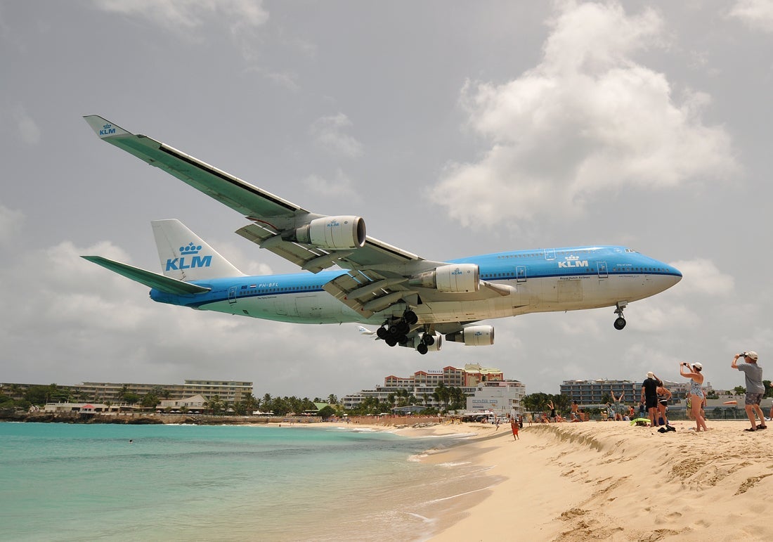A KLM Boeing 747-400 seconds away from touchdown at SXM (Image by Alberto Riva / The Points Guy)