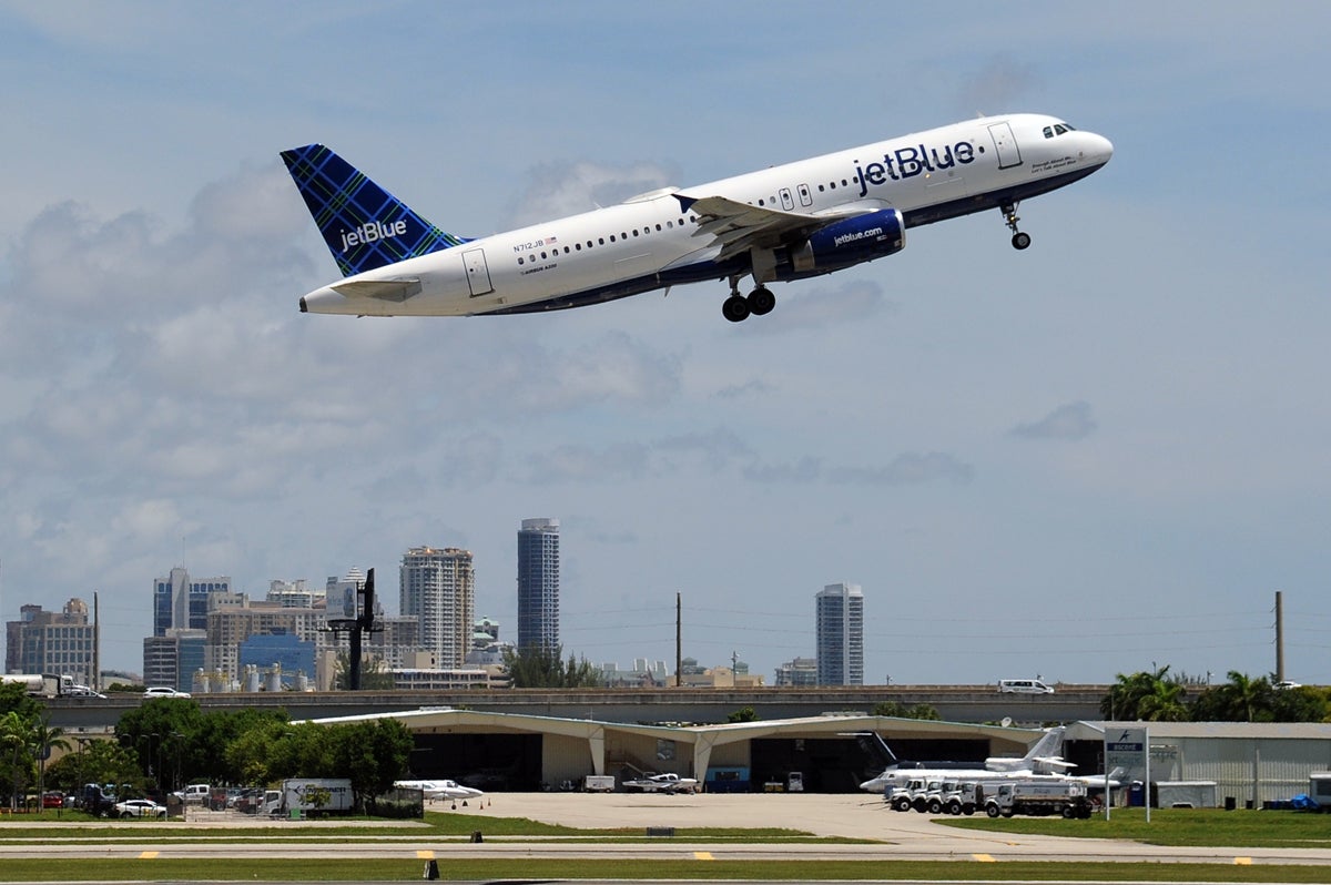 A JetBlue Airbus A320 taking off from FLL with the city of Fort Lauderdale in the background, July 2017 (Image by Alberto Riva / The Points Guy)