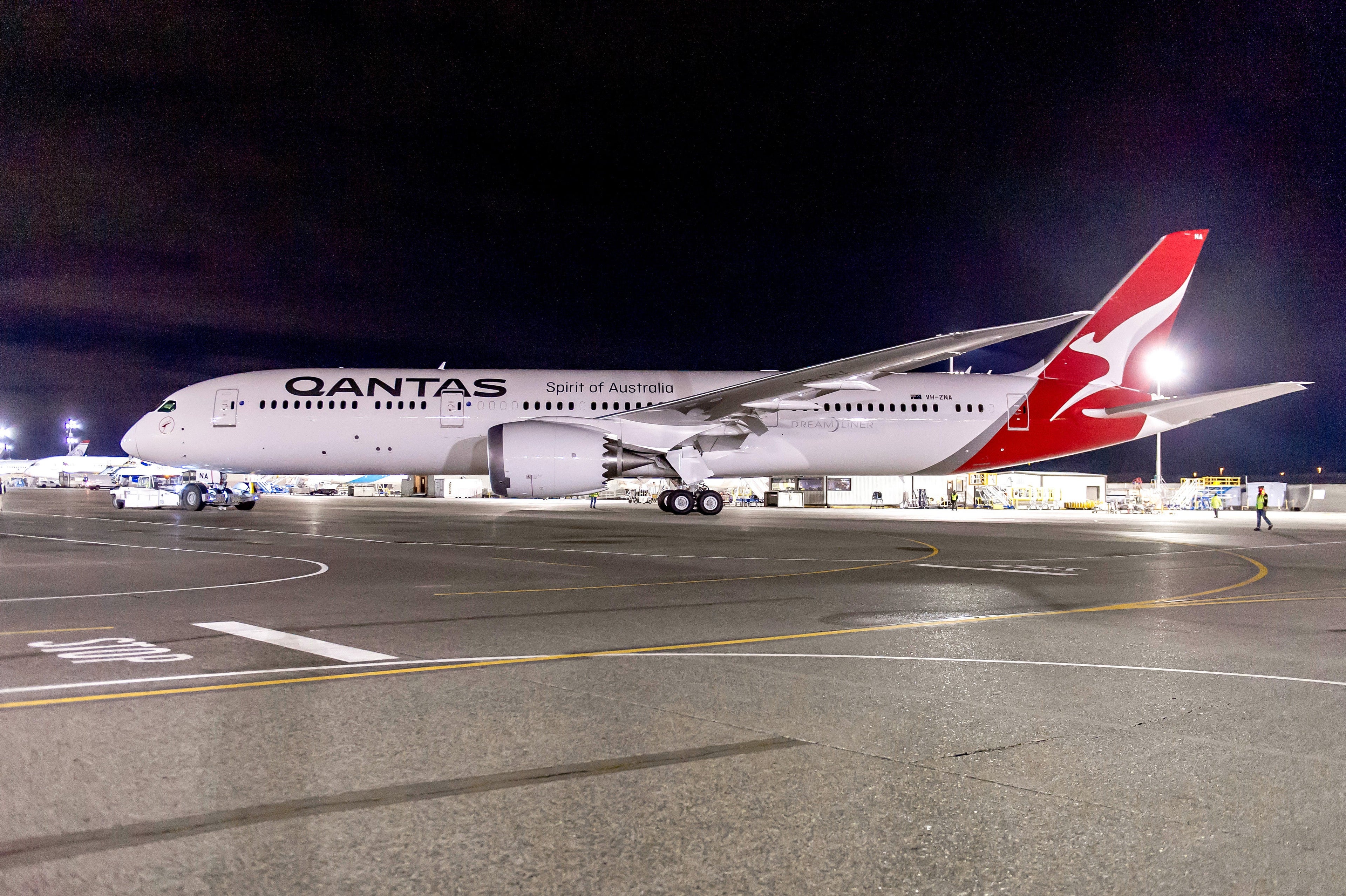 787-9 QAN #615-ZB269_ Paint Hangar Roll-Out