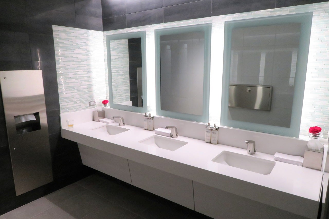 AA ORD Flagship Lounge - bathrooms