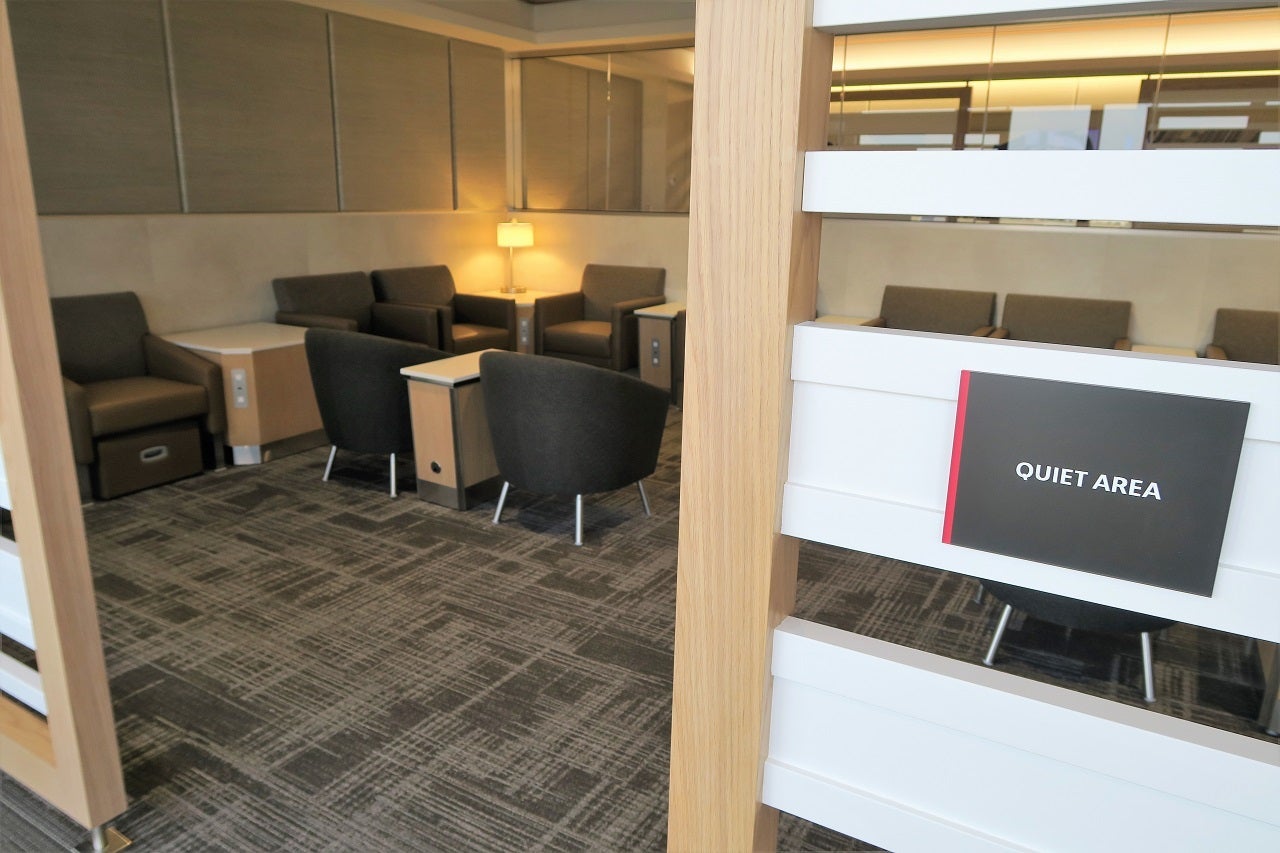 AA ORD Flagship Lounge - chair quiet area