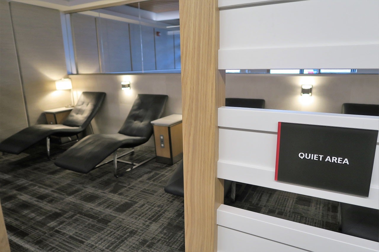 AA ORD Flagship Lounge - lie-down quiet area