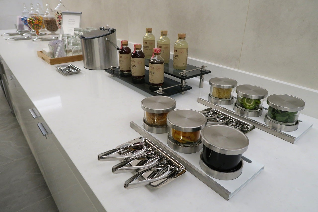AA ORD Flagship Lounge - premixed drink bar