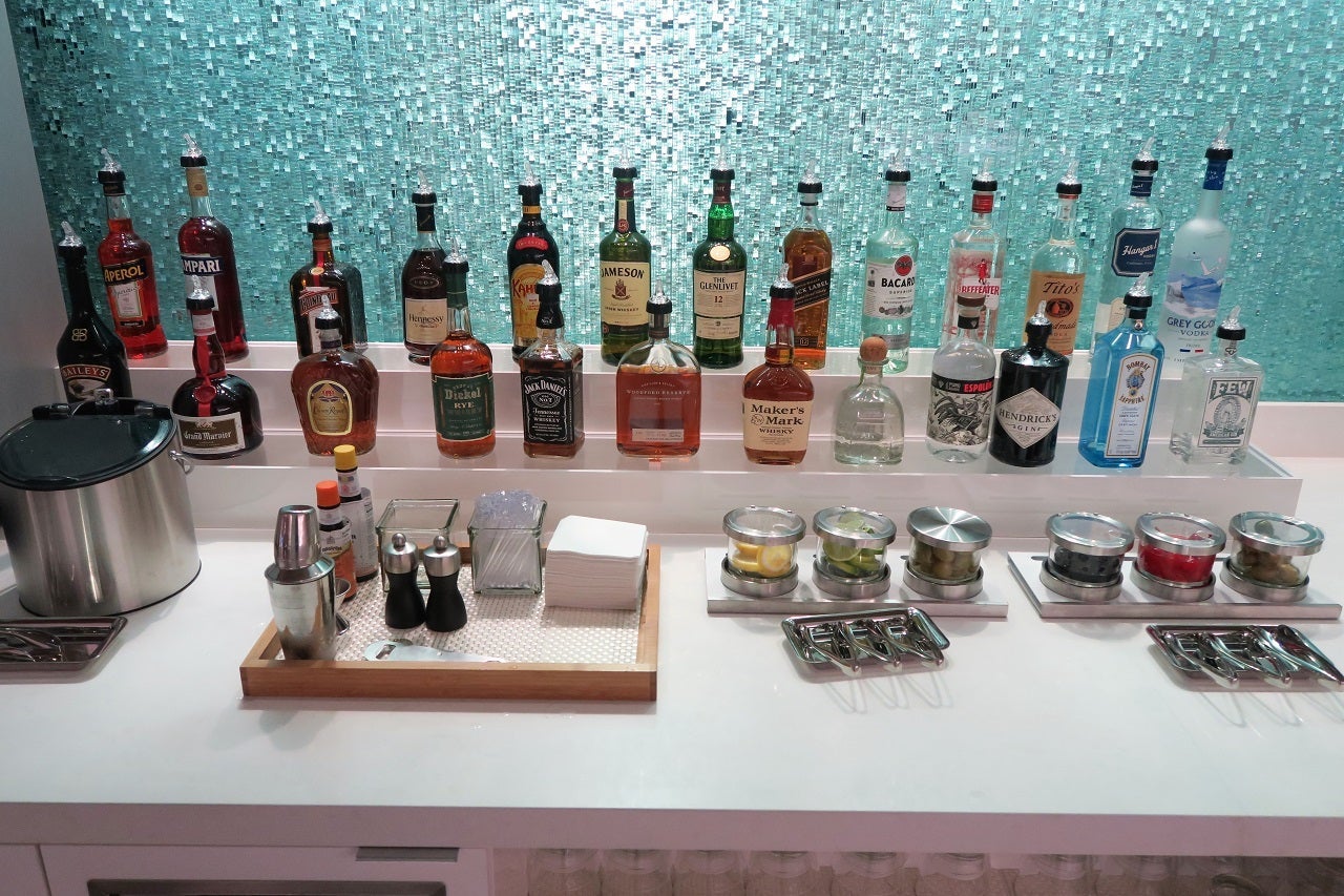 AA ORD Flagship Lounge - self-serve bar
