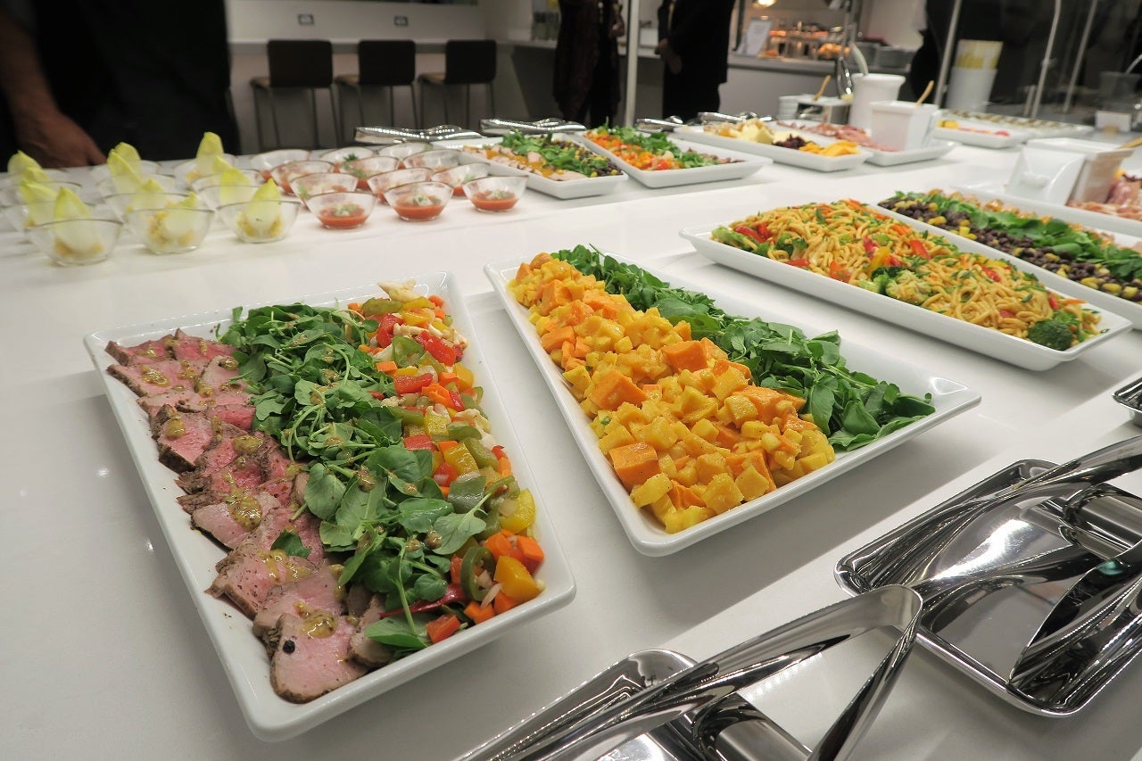 AA ORD Flagship Lounge - self-serve food