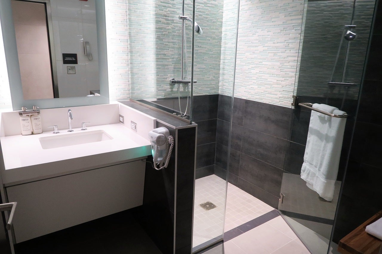 AA ORD Flagship Lounge - shower