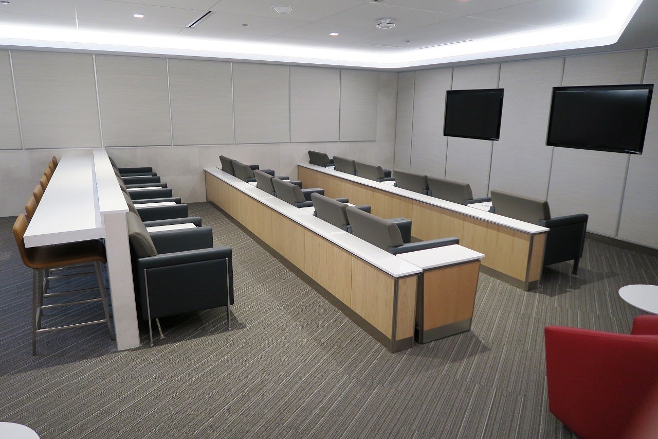 AA ORD Flagship Lounge - tv room