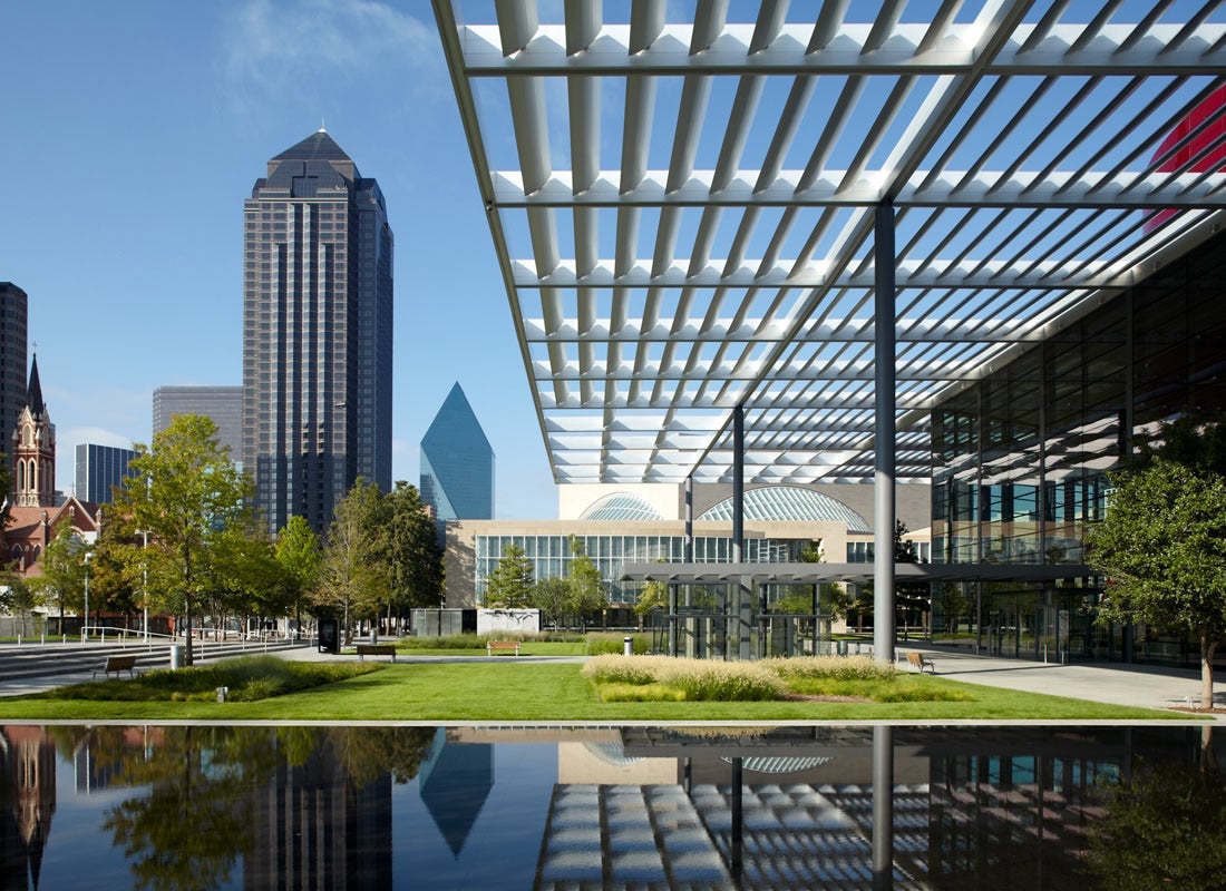 See a show or stroll through a museum at the vibrant Dallas Arts District. Image by Dallasborn&amp;bred / Wikimedia Commons.