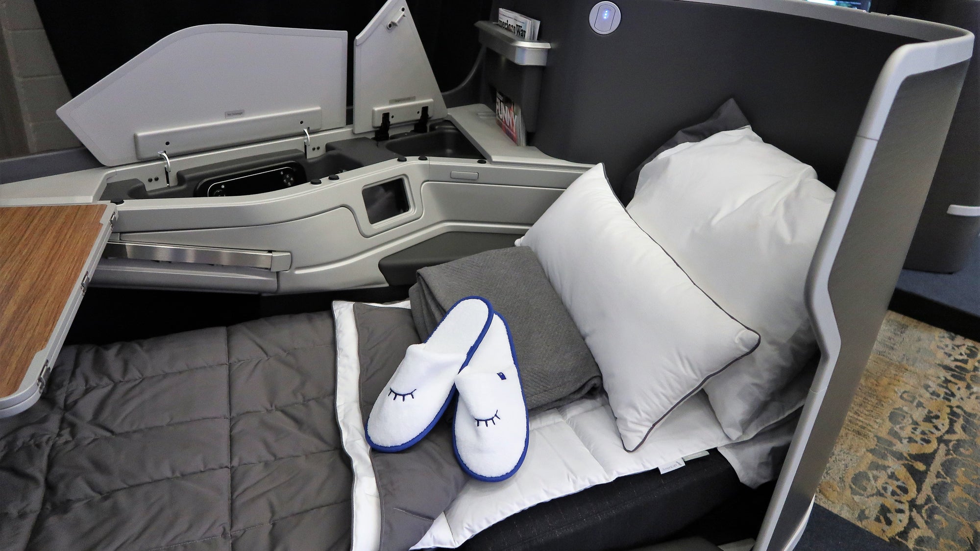 American Airlines new Casper pajamas bedding B/E Aerospace Super Diamond