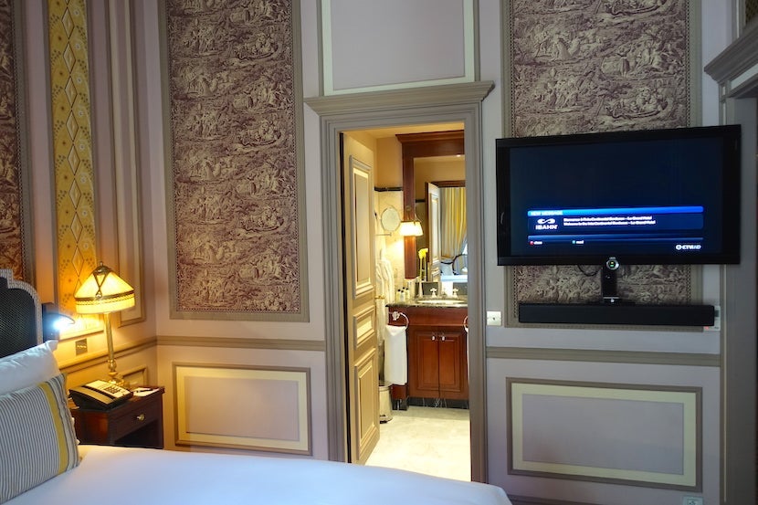 Intercontinental Bordeaux TV bathroom door