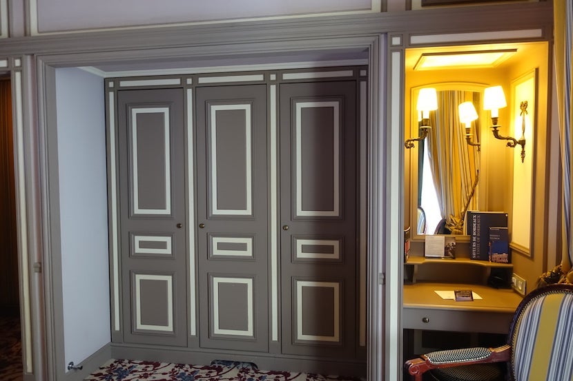 Intercontinental Bordeaux closet vanity
